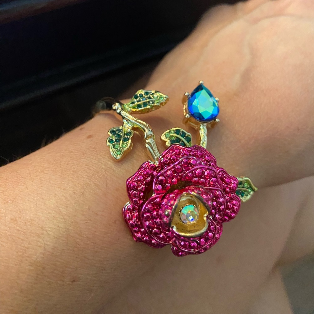 Betsey Johnson Rose-Hinged Bracelet…NWOT Stunning!